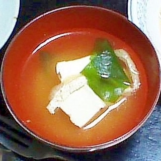 木綿豆腐・わかめ・油揚げの味噌汁